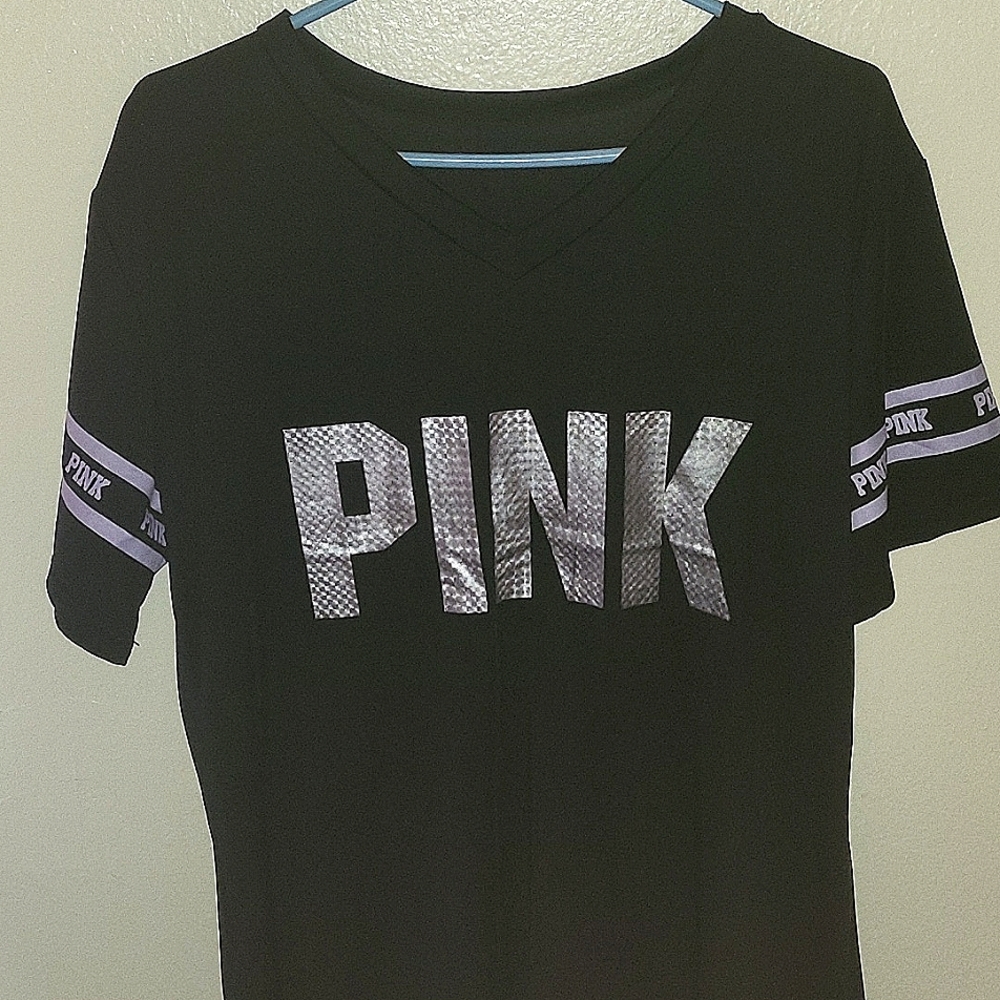 Woman's black logo shirt in size 2X. Pink brand.
